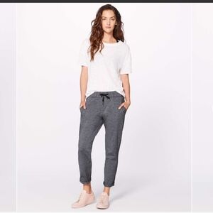 Pristine Lululemon On The Fly Pant 28" Heathered Black Size 6